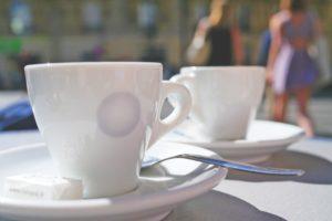 Espressotassen für die Espressomaschine mit Siebträger in der Sonne