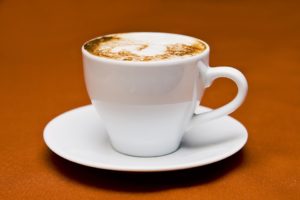 Fertiger Mokka aus einer Espressomaschine mit Siebträger