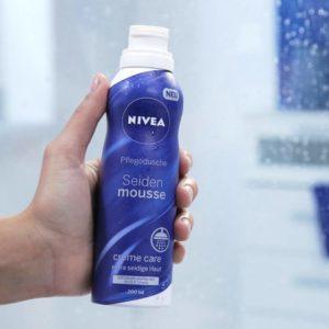 In der Hand das Nivea Seiden Mousse Duschgel im Test