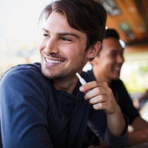 Mann benutzt die E Zigarette iQOS Kit E Zigarette im Test
