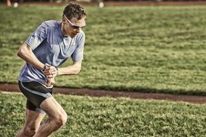 Mann benutzt Garmin Forerunner 735XT Laufuhr im Test