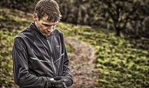 Mann schaut auf Garmin Forerunner 735XT Laufuhr im Test