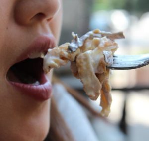 Viele stellen sich bei einem solchen Anblick die Frage, wie es überhaupt so weit kommen kann und welche Methoden Magersüchtige anwenden um sich so abzumagern? Natürlich ist die Verweigerung von Essen die Hauptursache.