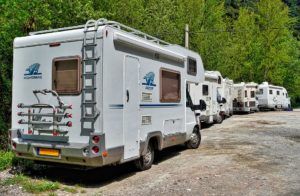 mehere geparkte Wohnmobile