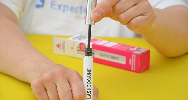 Svenja Walberg LASHCOCA!NE Wimpernserum im Test - gleichzeitig unterstützt ein High-Tech-Peptid das Wachstum