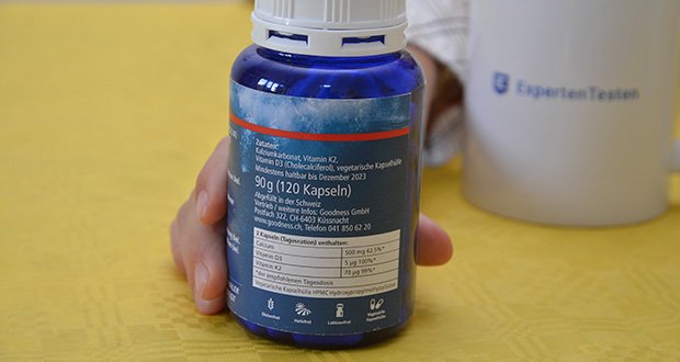 Coralcare Coral Calcium mit Vitamin D3 und K2 im Test - Inhaltsstoffe: 2 Kapseln enthalten: 500 mg Calcium (62.5%) 5 µg Vitamin D3 (100%) und 70 µg Vitamin K2 (100%) des empfohlenen Tagesbedarfs Zutaten pro Kapsel: 750 mg Calciumcarbonat (Pulver aus fossilisierten Korallen; Herkunft: Karibik), Vitamin D3 und K2