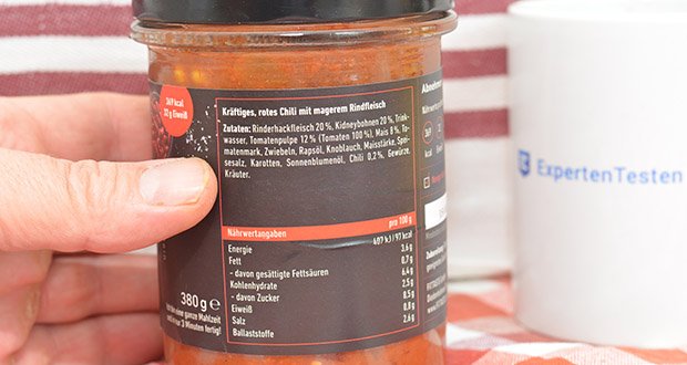 FITTASTE Chili con Carne im Test - Inhaltsstoffe: Rinderhackfleisch 20%; Kidneybohnen 20%; Trinkwasser; Tomatenpulpe 12% (Tomaten 100%); Mais 8%; Tomatenmark; Zwiebeln; Rapsöl; Knoblauch; Maisstärke; Speisesalz; Karotten; Sonnenblumenöl; Chili 0,2%; Gewürze; Kräuter