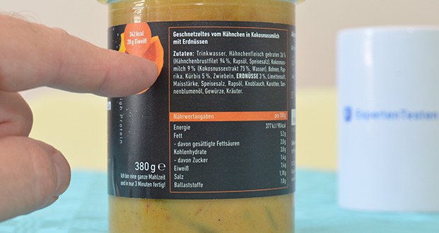 FITTASTE Hähnchen Kurbis Erdnuss im Test - Inhaltsstoffe: Trinkwasser; Hähnchenfleisch gebraten 26% (Hähnchenbrust 98%, Speisesalz, Weizendextrose); Kokosnussmilch 9% (Kokosnussextrakt 75%, Wasser); Bohnen; Paprika; Kürbis 5%; Zwiebeln; ERDNÜSSE 3%; Limettensaft; Maisstärke; Speisesalz; Rapsöl; Knoblauch; Karotten; Sonnenblumenöl; Gewürze; Kräuter