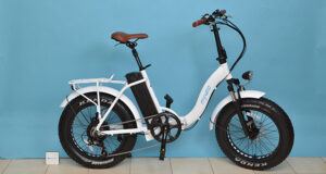 myvélo Rio Elektro-Klapprad im Test - extrem sicheres Fahren durch Breitreifen und LED-Bremslicht