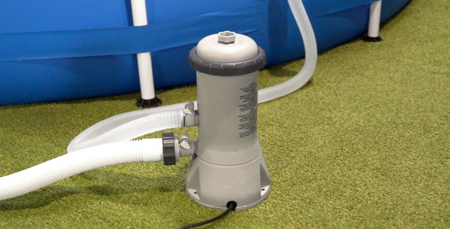 Desinfektion ist bei der Poolpflege genauso wichtig wie Filtration