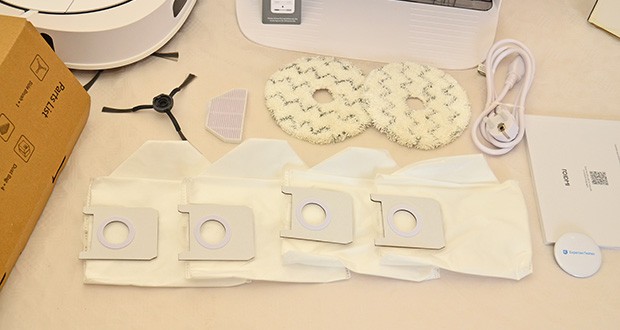 ROIDMI Eva Selbstreinigender Roboterstaubsauger mit Wischfunktion im Test - Zubehör: 2x antibakterielle Mopps vom Typ W, 1x Bürste, 1x Filter, 4x Müllsäcke