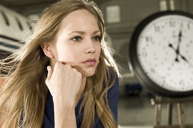 Bereits ab 30 verändert sich der Hormonhaushalt von Frauen, was Haarverlust nach sich ziehen kann.