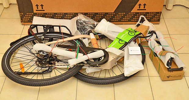 DERUIZ City E-Bike Quartz im Test - enthaltene Komponenten: 1x E-Bike, 1x Ladegerät, 2x Pedale, 2x Schlüssel, 1x Werkzeugsatz, 1x Anleitung
