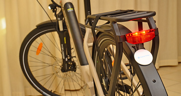 DERUIZ City E-Bike Quartz im Test - Frontlicht / Hinterlicht: 50LUX LED 6V/36V/48V LED ROT