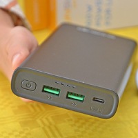 Wie lade ich eine Powerbank auf?