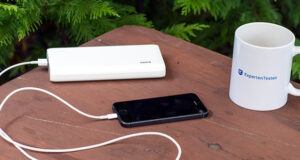 Mit der Powerbank das Handy laden