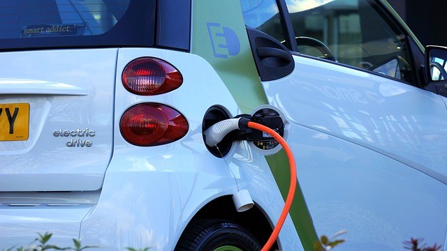 Revolutionäre Technologie: Schwedische Autobahn ermöglicht Aufladen von Elektroautos während der Fahrt 