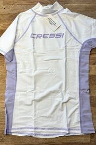 Verschiedene Kaufkriterien in einem Damen Schwimmshirt Test und Vergleich