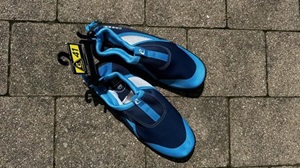 Verschiedene Arten von Badeschuhen im Test und Vergleich