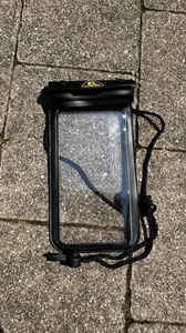 Verschiedene Arten von wasserdichten Handyhüllen im Test und Vergleich