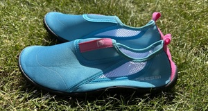 Verschiedene Badeschuhe Modelle im Test und Vergleich