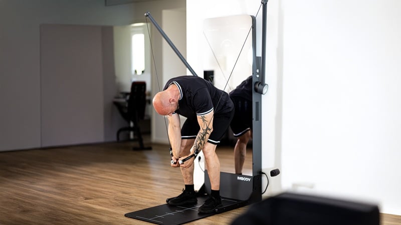 KI-Fitnessgerät von FITVYR zeigt personalisiertes Training, smarte All-in-One-Lösung für das Smart Home Gym.