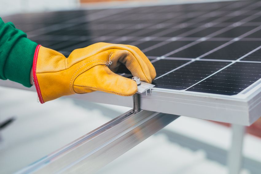 Balkonkraftwerk-Komplettset mit Solarmodulen und Speicher auf einem Balkon.