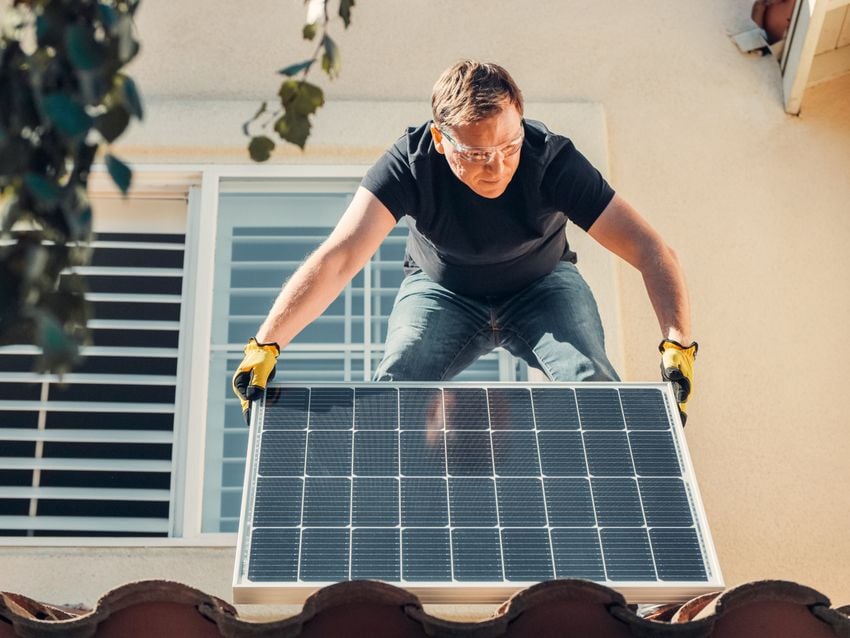 Bifaziale Glas-Glas-Solarmodule eines Balkonkraftwerk-Komplettsets an einem Balkongeländer montiert.