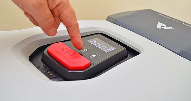 Ein Finger bedient das Steuerdisplay des ANTHBOT Genie 3000 neben der roten Stopptaste.