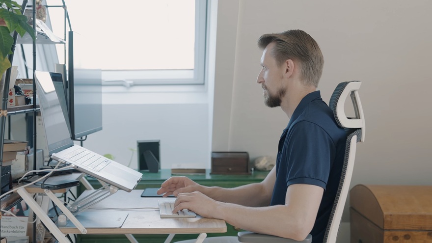 Jens Thaler beim Schreiben von Texten für Unternehmen